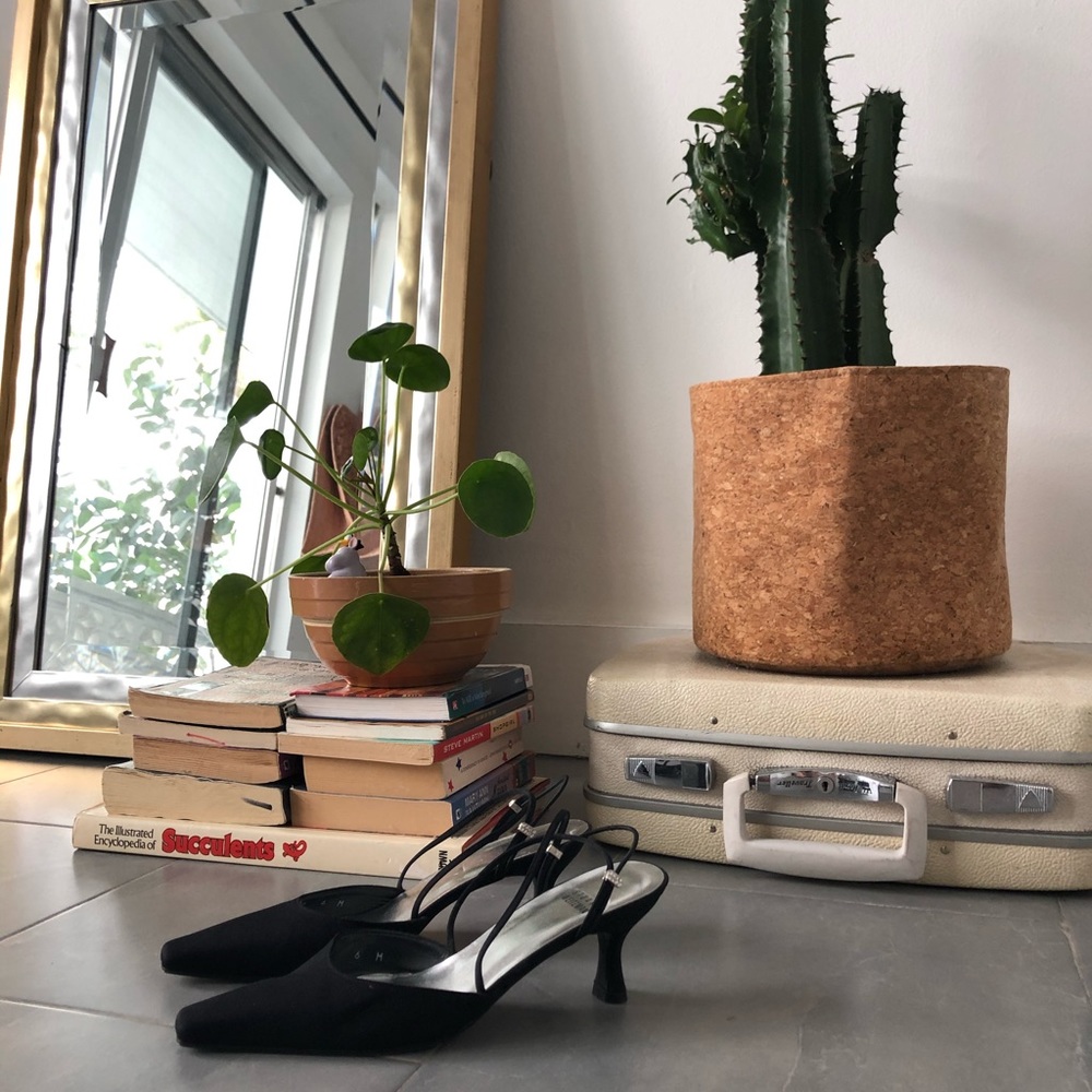 SOLD ✨✨ Stuart Weitzman Black Kitten Heels